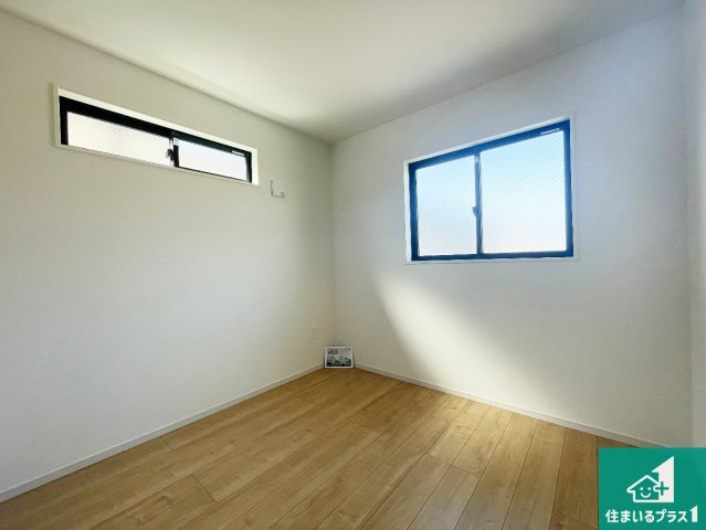 尼崎市水堂町　第1期　新築一戸建ての洋室|寝室は心地よい眠りについてもらいたくて、シンプルかつ開放的な空間な設計にしています！大きな窓から差し込む日が心地いいです♪