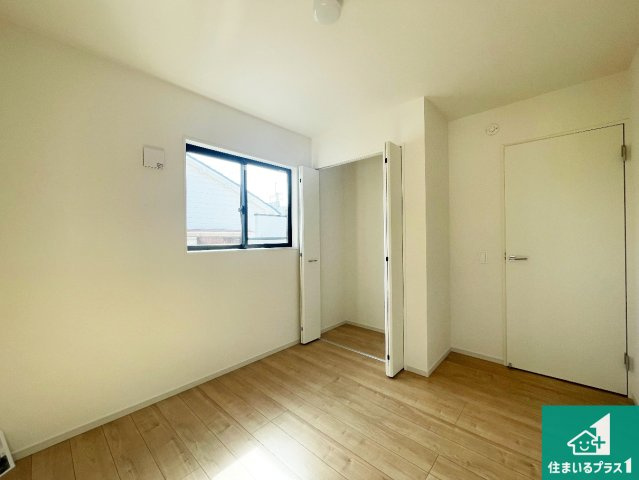 尼崎市水堂町　第1期　新築一戸建ての洋室|収納スペースが充実しているので子供の成長に合わせてたくさん収納ができます！家族構成に合わせた様々な活用ができる収納！