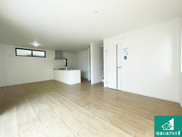 尼崎市水堂町　第1期　新築一戸建ての居間・リビング|日当たり良好の明るいリビングで朝の目覚めもスッキリできそう！対面キッチンでご家族のコミュニケーションも自然と増える設計！小さなお子様が遊ぶスペースを作っても広々とくつろげるLDK！