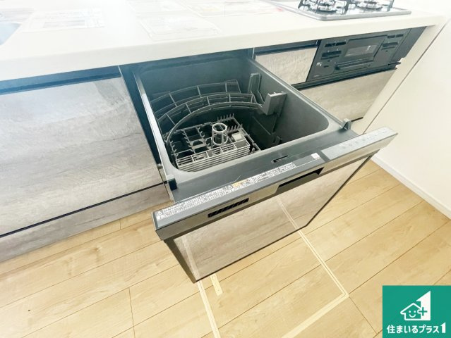 尼崎市水堂町　第1期　新築一戸建ての設備|食事後の一仕事、食器洗いをボタン一つでお任せできちゃいます！場所を取らないビルトイン式なので、お料理スペースもしっかり確保！