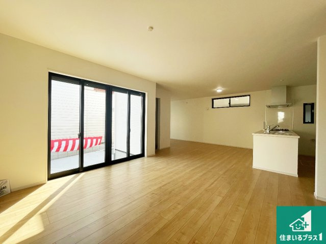 尼崎市水堂町　第1期　新築一戸建ての居間・リビング|日当たり良好の明るいリビングで朝の目覚めもスッキリできそう！対面キッチンでご家族のコミュニケーションも自然と増える設計！小さなお子様が遊ぶスペースを作っても広々とくつろげるLDK！