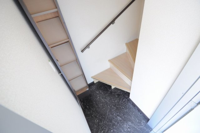 レオネクスト高縄の玄関|同シリーズの類似となります。現況を優先致します。