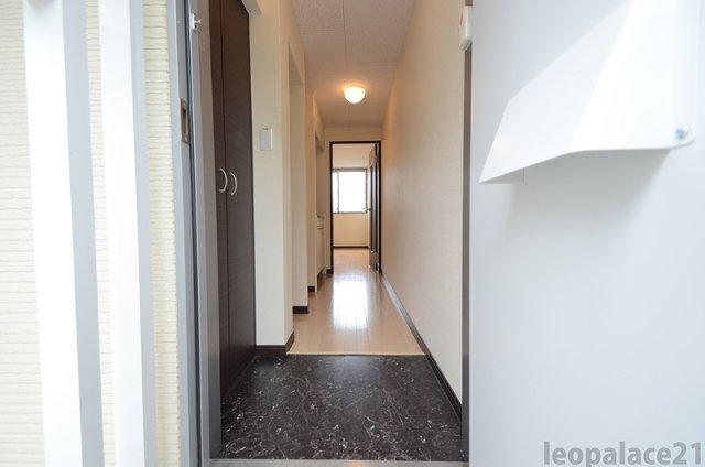 レオネクスト高縄の玄関|同シリーズの類似となります。現況を優先致します。