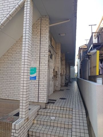 ローズアパート(Q-064)のエントランス