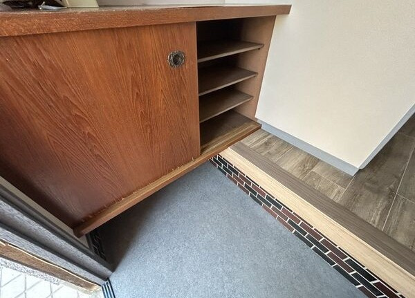 若鶴町戸建の玄関