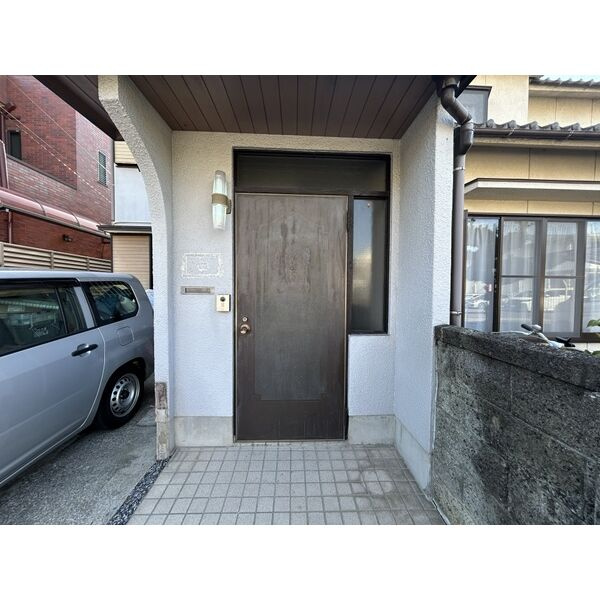 若鶴町戸建のエントランス