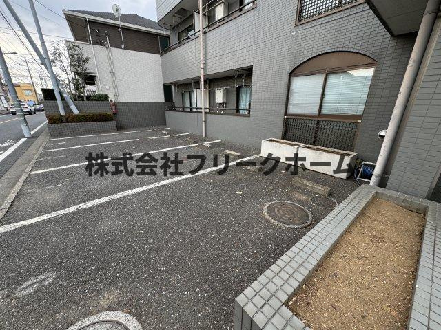 プレステージ三鷹の駐車場