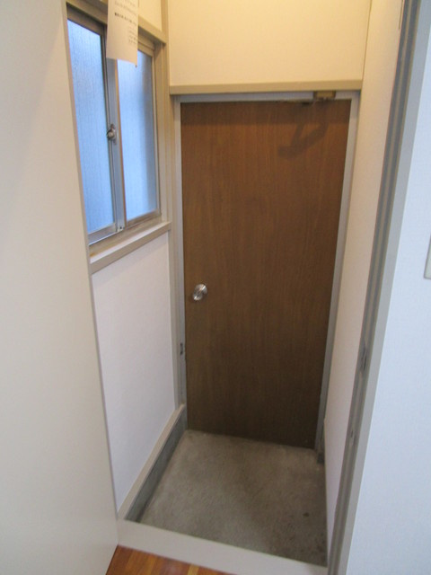 アパートメントAの玄関