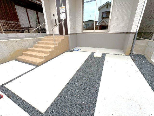 「石田」駅徒歩２０分◆収納充実＆家事動線良好な４ＬＤＫ◆完成済みで即入居OK◆伏見区日野西大道町２期の駐車場|駐車スペース