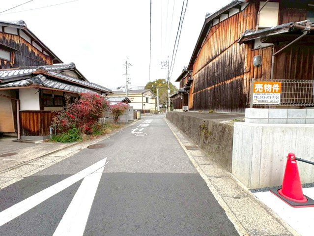 「石田」駅徒歩２０分◆収納充実＆家事動線良好な４ＬＤＫ◆完成済みで即入居OK◆伏見区日野西大道町２期の前面道路含む現地写真|前道