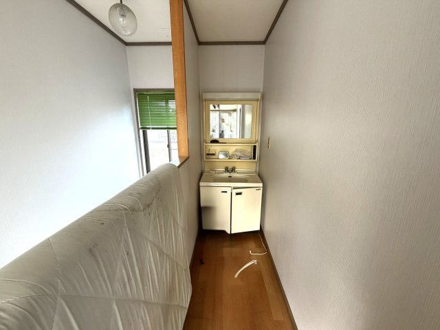 上越市寺町三丁目中古住宅の独立洗面台|2F洗面化粧台