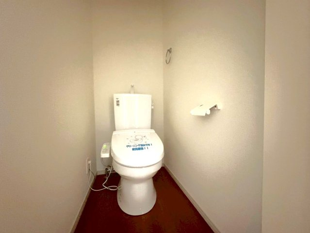 「石田」駅徒歩２０分◆収納充実＆家事動線良好な４ＬＤＫ◆完成済みで即入居OK◆伏見区日野西大道町２期のトイレ|トイレ
