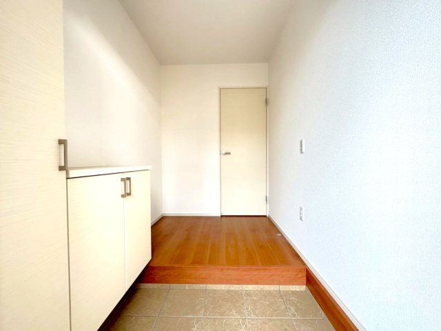 「石田」駅徒歩２０分◆収納充実＆家事動線良好な４ＬＤＫ◆完成済みで即入居OK◆伏見区日野西大道町２期の玄関|玄関