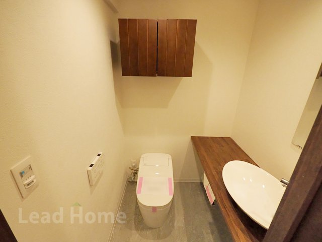 【トイレ】 | コスモリヴェール世田谷弦巻Ⅱ | 手洗い付きで清潔感のあるトイレです。