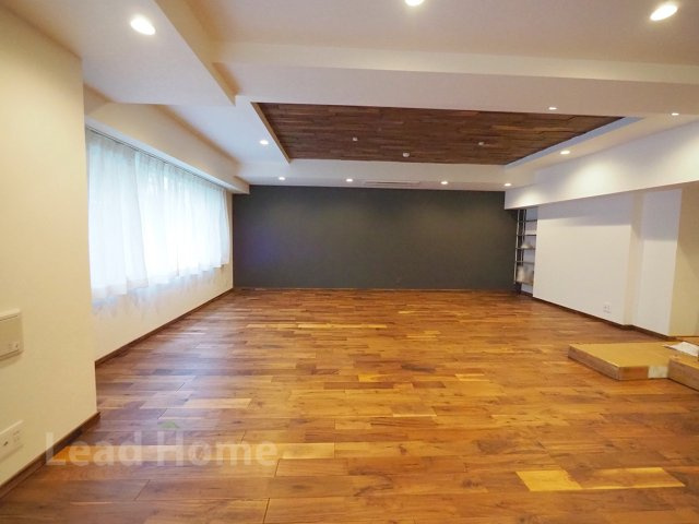 【居間・リビング】 | コスモリヴェール世田谷弦巻Ⅱ | ゆとりある広さのLDK（約35.0帖）。南西向き専用庭＆バルコニーに面した明るい住空間です。