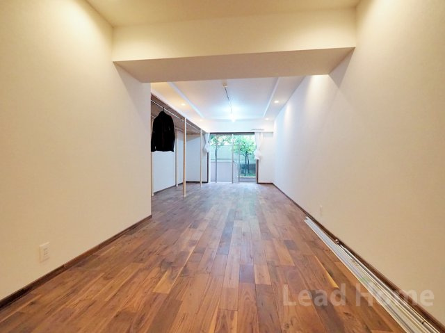 【洋室】 | コスモリヴェール世田谷弦巻Ⅱ | 奥行きのある約25.7帖の洋室。北東側・南西側の両面バルコニーに面しており、通風良好！