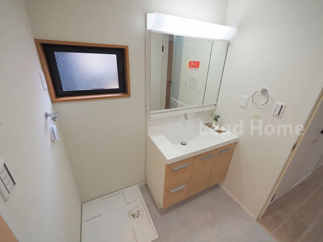 【独立洗面台】 | 世田谷区上馬3丁目 | 三面鏡付きの洗面台。