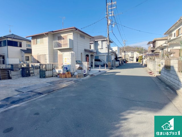 高砂市阿弥陀町魚橋　新築一戸建ての前面道路含む現地写真|周辺は落ち着いた街並みの住宅地！子育てがしやすい住環境です！まだ未完成ですが、現地でしかわからない事もございます。是非一度ご覧ください。