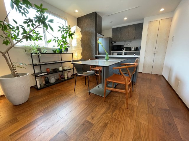 【居間・リビング】 | 世田谷区上馬3丁目 | 約20.4帖のゆとりあるLDK。ご家族で悠々とお過ごしいただけます。