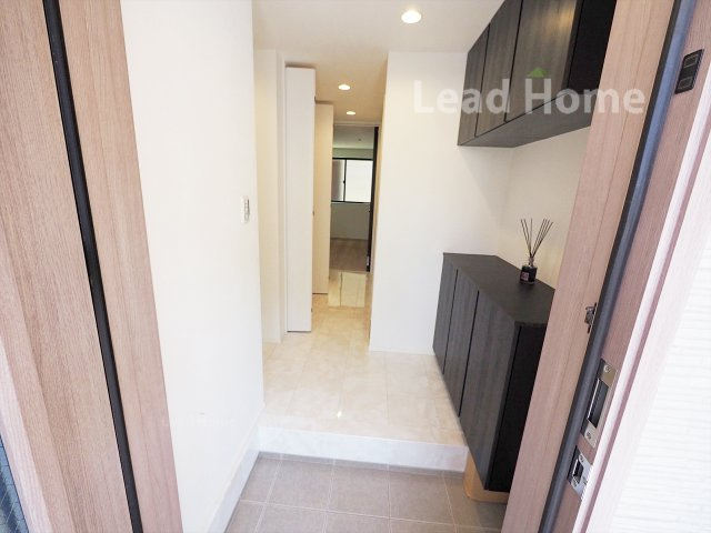 【玄関】 | 世田谷区北沢1丁目 | シューズボックス付きの玄関。