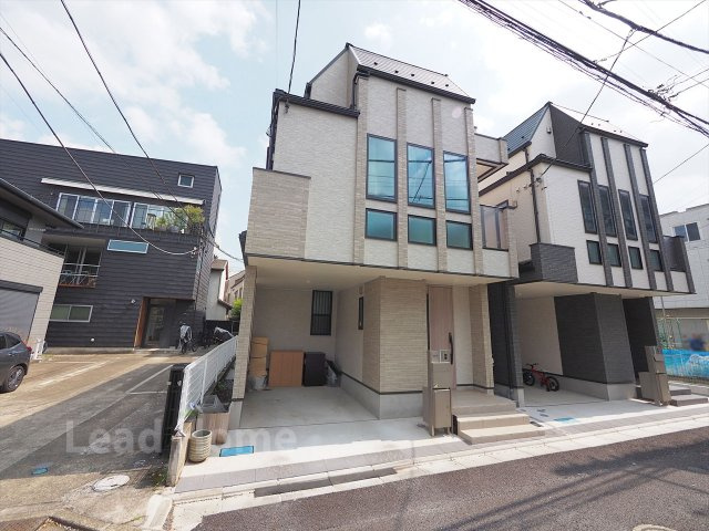 【外観】 | 世田谷区北沢1丁目 | 世田谷区北沢1丁目に建つ、2023年11月築・3階建・駐車場付きの築浅戸建です。