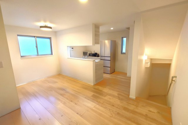 【居間・リビング】 | 世田谷区大原1丁目 | 2階LDK（約14.3帖）開口部が多く明るい住空間です！