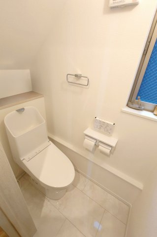 【トイレ】 | 世田谷区大原1丁目 | 白を基調とした清潔感のある1階トイレです。