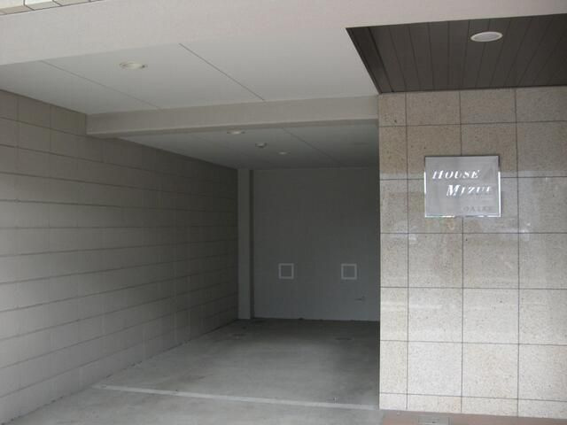 ハウスミズエの駐車場