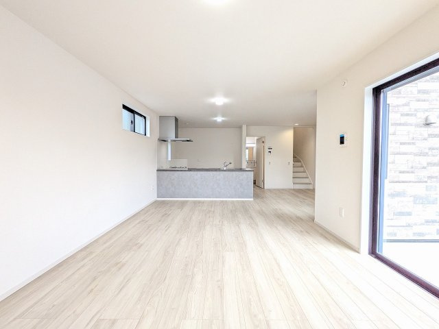 八王子市　富士見町　新築一戸建て　６期の居間・リビング|～22.5帖の明るく開放感のあるLDK、家族団欒の時間をお過ごしいただけます～