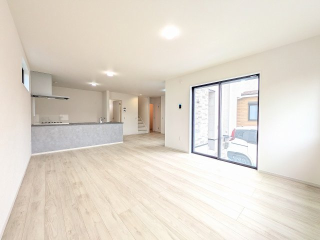 八王子市　富士見町　新築一戸建て　６期の居間・リビング|～22.5帖の明るく開放感のあるLDK、家族団欒の時間をお過ごしいただけます～