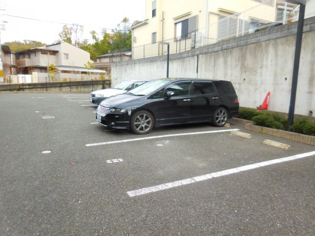 レオパレス奈佐原の駐車場
