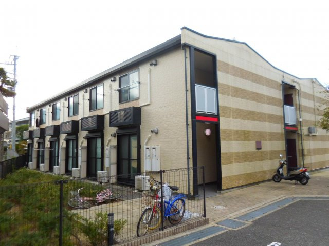 レオパレス奈佐原のエントランス