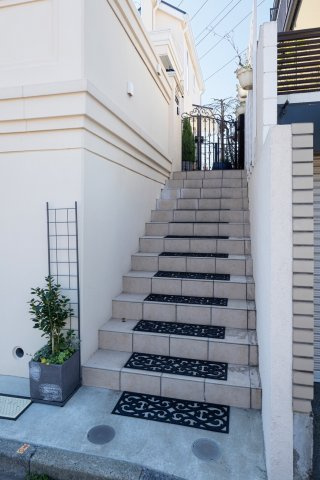 【玄関】 | 世田谷区野毛2丁目 | 建物デザインと統一感のある階段です。