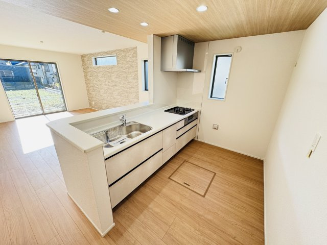 市川市大野町２丁目新築戸建（大野町27期）のキッチン|お手入れしやすいレンジフード・シンクの水栓には浄水器がついてます！