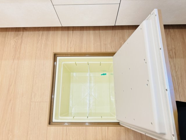 市川市大野町２丁目新築戸建（大野町27期）のキッチン|キッチン床下収納