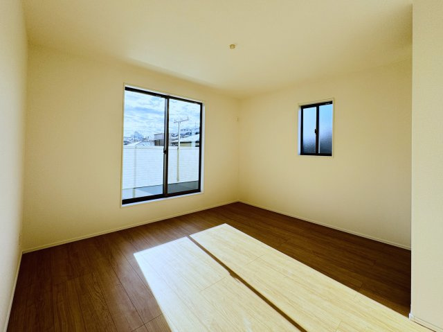 市川市大野町２丁目新築戸建（大野町27期）の寝室|8.25帖寝室・南側バルコニー前の明るいお部屋です♪