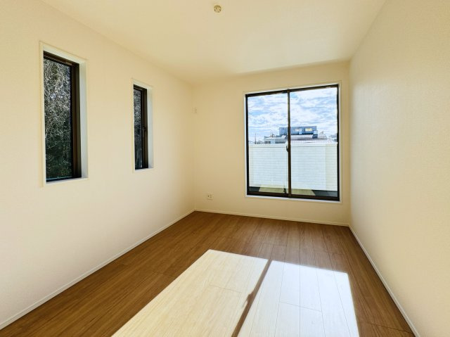 市川市大野町２丁目新築戸建（大野町27期）の子供部屋|6帖洋室・南側バルコニー前の明るいお部屋です♪