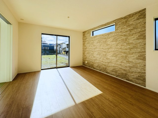 市川市大野町２丁目新築戸建（大野町27期）の居間・リビング|16帖リビングダイニングキッチン・アクセントクロス