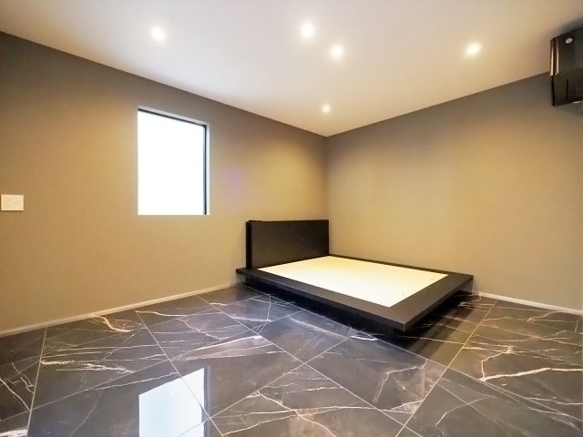 【洋室】 | 目黒区五本木2丁目 | ベッドを配置してもゆとりある広さ（1階・約8.8帖）