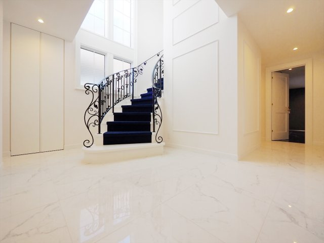 【玄関】 | 目黒区五本木2丁目 | ご内覧予約受付中です。お問い合わせを心よりお待ちしております。
