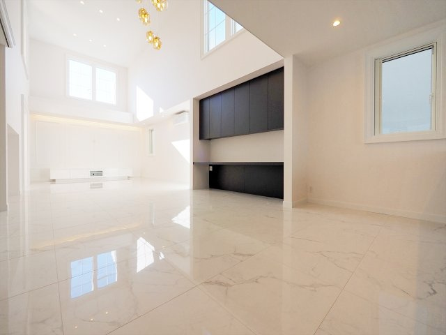 【居間・リビング】 | 目黒区五本木2丁目 | 東横線「祐天寺」駅から徒歩約2分の好立地！2024年12月築の築浅デザイン住宅です。