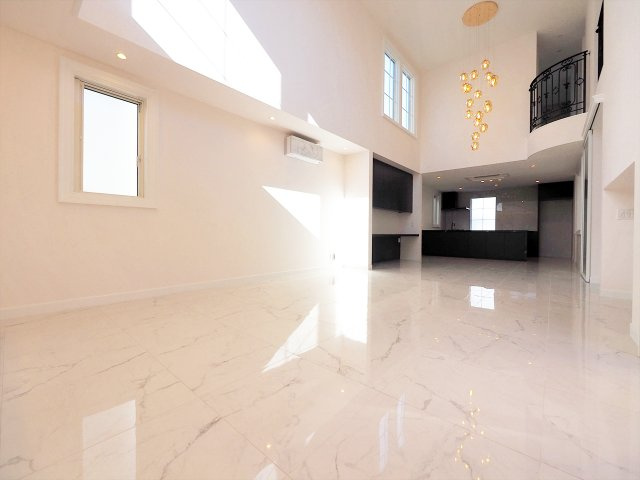 【居間・リビング】 | 目黒区五本木2丁目 | 開口部が多く、陽当たりの良いLDK！約32.5帖のゆとりある広さ。