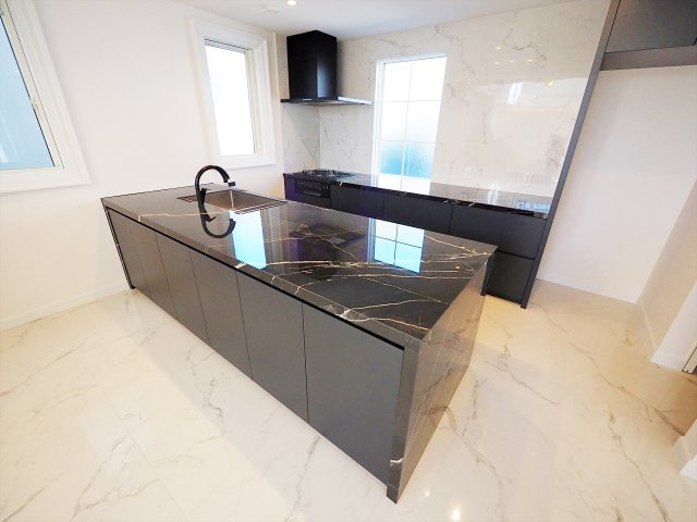 【キッチン】 | 目黒区五本木2丁目 | ご家族とのコミュニケーションが取りやすい対面式システムキッチン。