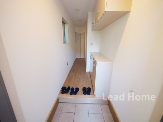 【玄関】 | 目黒区中町1丁目 | シューズボックス付き、明るい玄関。