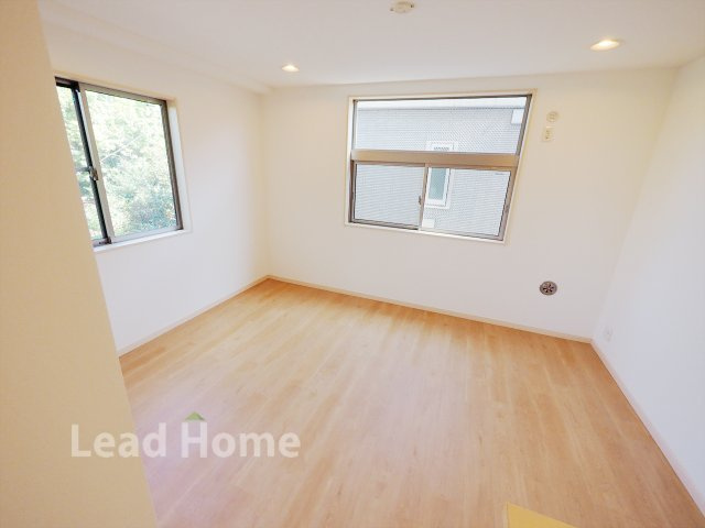 【居間・リビング】 | 目黒区中町1丁目 | 2階LDK（約14.3帖）開口部が多く陽当たり良好！