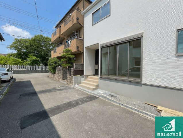 1日(土)2日(日)現地見学可能！高槻市大塚町　限定1邸の前面道路含む現地写真|周辺は閑静な住宅街！前面道路広々で車の出し入れも便利です。駐車が苦手な方でも安心して車庫入れできます！