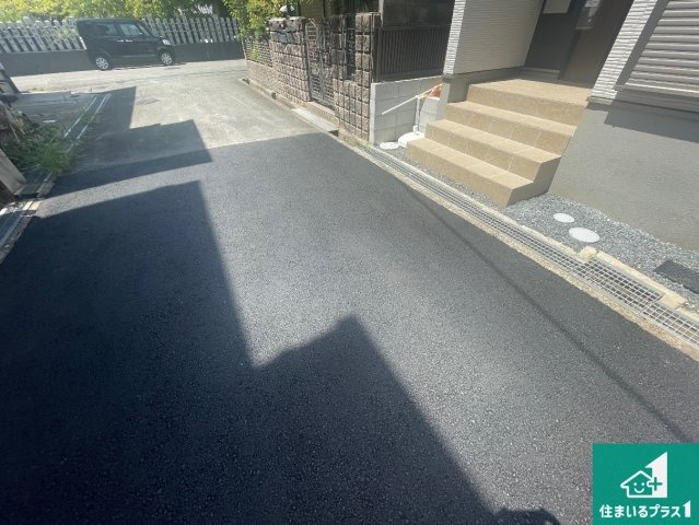 5日(土)6日(日)現地ご見学可能！ 高槻市大塚町　限定1邸の前面道路含む現地写真|周辺は閑静な住宅街！前面道路広々で車の出し入れも便利です。駐車が苦手な方でも安心して車庫入れできます！
