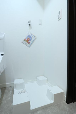 【洗面所】 | コモドスタイル大塚 | 設備 洗濯機置場 