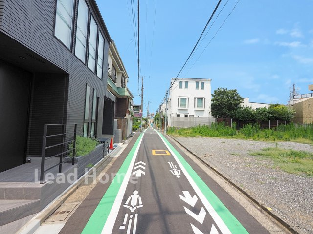 【前面道路含む現地写真】 | 渋谷区上原2丁目 | 西側間口は広々約21.8ｍ！角地につき開放感のある区画です。