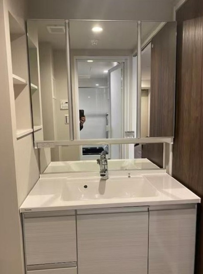 【独立洗面台】 | スカーラ代官山 | 三面鏡付きの洗面台。